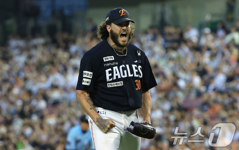 한화 선발 폰세가 24일 오후 서울 송파구 잠실야구장에서 열린 프로야구 '2025 신한 SOL뱅크 KBO 리그' 한화 이글스와 두산 베어스의 경기에서 5회말 이닝을 무실점으로 마친 뒤 포효하고 있다. 2025.7.24/뉴스1 ⓒ News1 박정호 기자