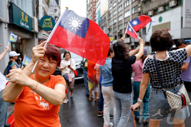 대만 야당 의원 소환 투표에 반대하는 시민이 타이베이에서 대만 국기를 흔들고 있다. 2025.7.24 ⓒ 로이터=뉴스1 ⓒ News1 정은지 특파원