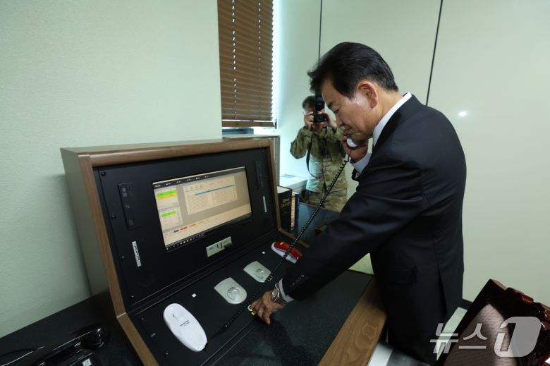 정동영 신임 통일부 장관이 취임 첫날인 25일 경기도 파주시에 위치한 판문점을 방문해 북한과의 직통 전화를 들어보고 있다.(통일부 제공).