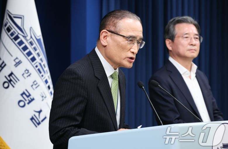 위성락 국가안보실장(왼쪽)과 김용범 정책실장이 25일 서울 용산구 대통령실 청사에서 비서실장 주재 통상대책회의 관련 브리핑을 하고 있다. 2025.7.25/뉴스1 ⓒ News1 허경 기자