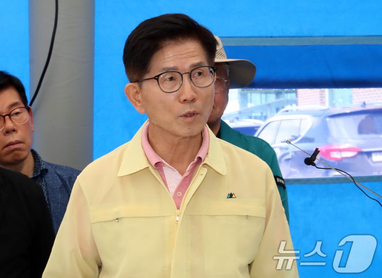 국민의힘 당 대표 출마선언을 한 김문수 전 고용노동부 장관이 21일 경남 산청군 산청읍행정복지센터에 마련된 종합상황실을 찾아 폭우와 산사태 등 피해 상황을 점검하고 있다. 2025.7.21/뉴스1 ⓒ News1 윤일지 기자