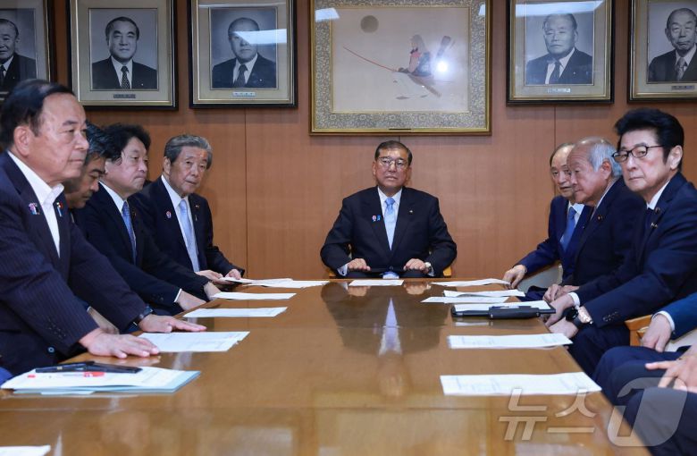 21일 일본 자민당 본부에서 이시바 시게루 일본 총리(가운데)와 당 지도부가 자민당 긴급 최고위 회의를 열고 있다. 전날 있었던 참의원(상원) 선거에서 패배해 분위기가 침통하다. 2025.07.21. ⓒ AFP=뉴스1 ⓒ News1 권영미 기자
