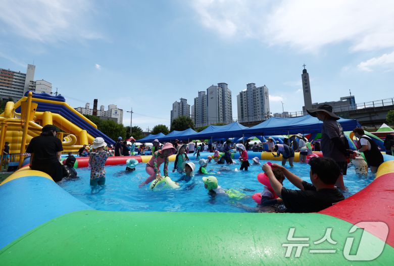 전국에 무더운 더위가 이어지는 26일 서울 성북구 숭덕초등학교에 마련된 성북문화바캉스 물놀이장에서 어린이들이 즐거운 시간을 보내고 있다. 2025.7.26/뉴스1 ⓒ News1 김민지 기자