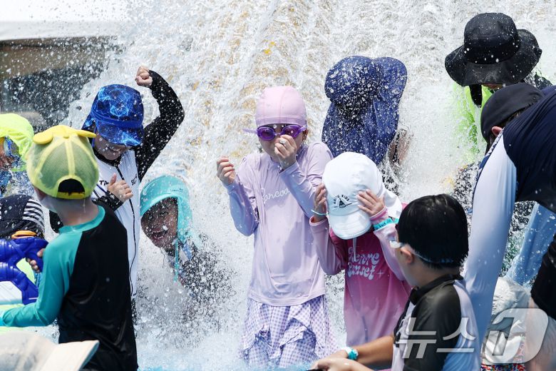 전국에 무더운 더위가 이어지는 26일 서울 성북구 숭덕초등학교에 마련된 성북문화바캉스 물놀이장에서 어린이들이 즐거운 시간을 보내고 있다. 2025.7.26/뉴스1 ⓒ News1 김민지 기자