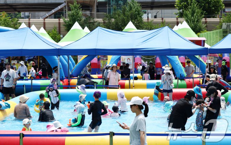 전국에 무더운 더위가 이어지는 26일 서울 성북구 숭덕초등학교에 마련된 성북문화바캉스 물놀이장에서 어린이들이 즐거운 시간을 보내고 있다. 2025.7.26/뉴스1 ⓒ News1 김민지 기자