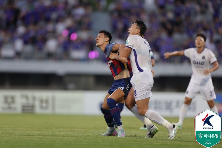 수원FC와 FC안양의 경기 모습(한국프로축구연맹 제공)