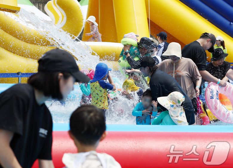 전국에 무더운 더위가 이어지는 26일 서울 성북구 숭덕초등학교에 마련된 성북문화바캉스 물놀이장에서 어린이들이 즐거운 시간을 보내고 있다. 2025.7.26/뉴스1 ⓒ News1 김민지 기자