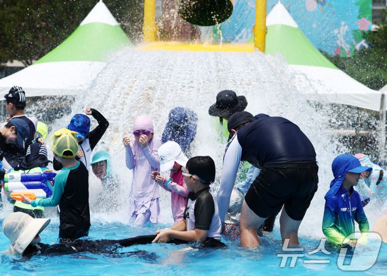 전국에 무더운 더위가 이어지는 26일 서울 성북구 숭덕초등학교에 마련된 성북문화바캉스 물놀이장에서 어린이들이 즐거운 시간을 보내고 있다. ⓒ News1 김민지 기자