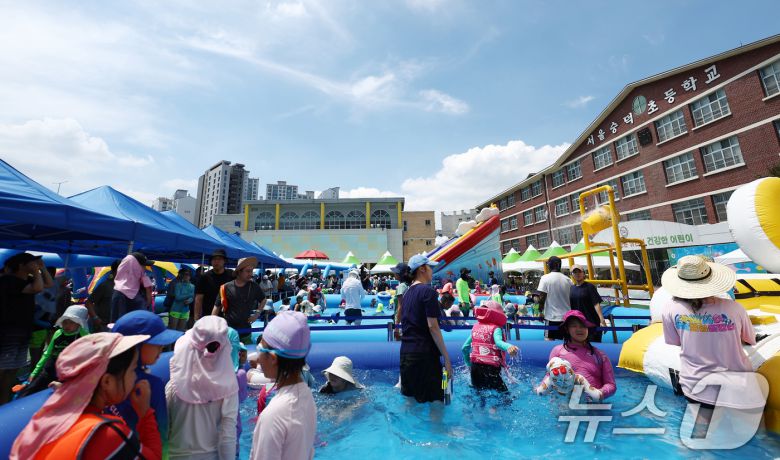 전국에 무더운 더위가 이어지는 26일 서울 성북구 숭덕초등학교에 마련된 성북문화바캉스 물놀이장에서 어린이들이 즐거운 시간을 보내고 있다. 2025.7.26/뉴스1 ⓒ News1 김민지 기자