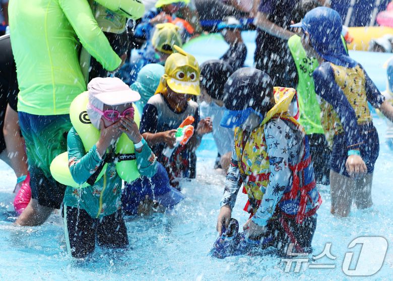 전국에 무더운 더위가 이어지는 26일 서울 성북구 숭덕초등학교에 마련된 성북문화바캉스 물놀이장에서 어린이들이 즐거운 시간을 보내고 있다. 2025.7.26/뉴스1 ⓒ News1 김민지 기자