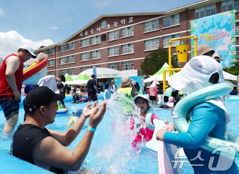 전국에 무더운 더위가 이어지는 26일 서울 성북구 숭덕초등학교에 마련된 성북문화바캉스 물놀이장에서 어린이들이 즐거운 시간을 보내고 있다. 2025.7.26/뉴스1 ⓒ News1 김민지 기자