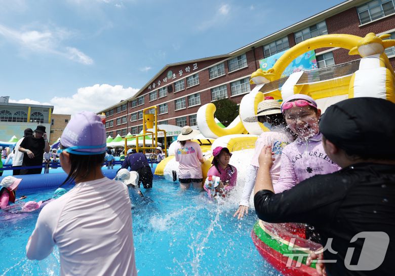 전국에 무더운 더위가 이어지는 26일 서울 성북구 숭덕초등학교에 마련된 성북문화바캉스 물놀이장에서 어린이들이 즐거운 시간을 보내고 있다. 2025.7.26/뉴스1 ⓒ News1 김민지 기자
