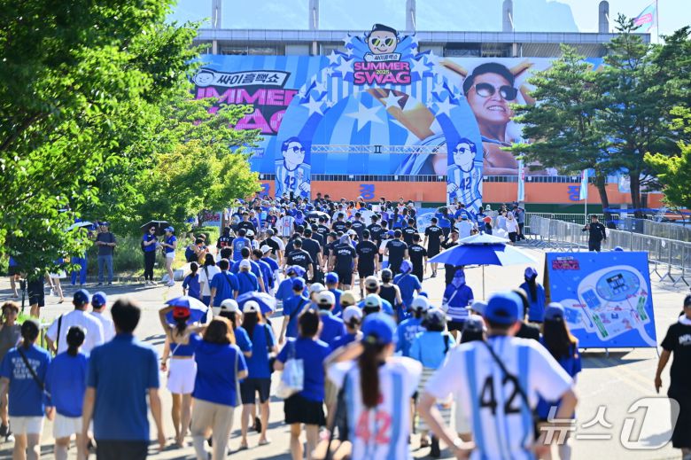 지난 26일 속초종합운동장에 열린 '싸이 흠뻑쇼 SUMMERSWAG2025 속초'(속초시 제공, 재판매 및 DB 금지) 2025.7.27/뉴스1