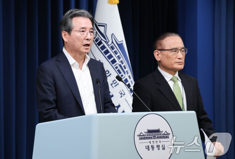 김용범 정책실장과 위성락 국가안보실장이 25일 서울 용산구 대통령실 청사에서 비서실장 주재 통상대책회의 관련 브리핑을 하고 있다. 2025.7.25/뉴스1 ⓒ News1 허경 기자