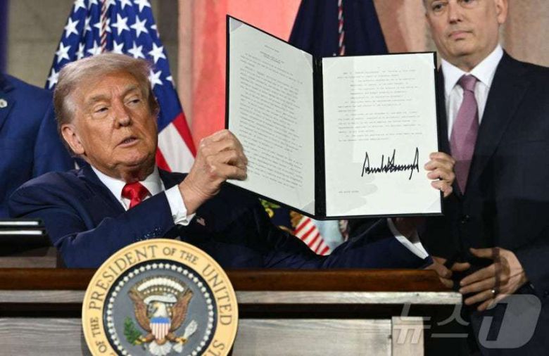 23일(현지시간) 미국 워싱턴 D.C.의 앤드루 W. 멜론 오디토리움에서 열린 ‘AI 경쟁에서 승리하기(Winning the AI Race)’ 정상회의에서 도널드 트럼프 미국 대통령이 AI 관련 행정명령에 서명한 후 이를 공개했다. 이 행정명령은 미국이 글로벌 AI 경쟁에서 우위를 확보하기 위한 전략의 일환으로, 규제 완화와 기술 수출 확대 등을 포함하고 있다. ⓒ AFP=뉴스1