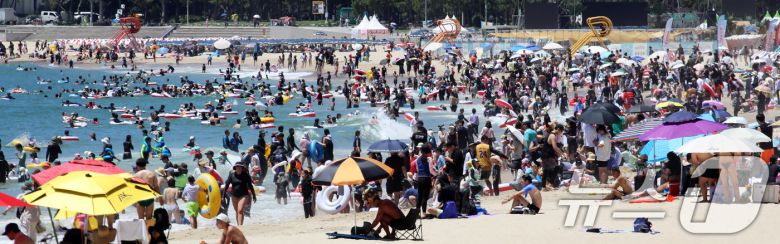 본격적인 여름 휴가철이 시작된 27일 부산 해운대해수욕장을 찾은 피서객들이 물놀이를 즐기며 더위를 식히고 있다. 2025.7.27/뉴스1 ⓒ News1 윤일지 기자