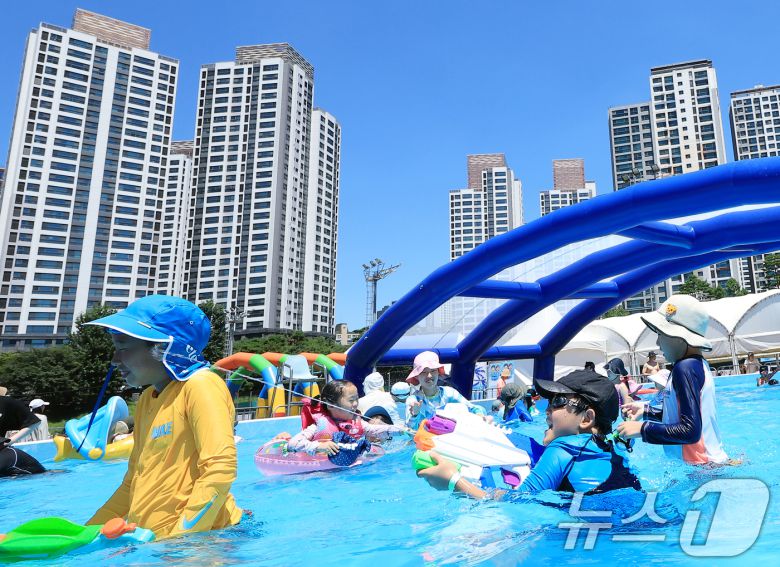 전국 대부분 지역에 폭염특보가 내려진 27일 서울시 서초구 반포종합운동장에 마련된 서리풀 물놀이장을 찾은 가족 단위 방문객들이 물놀이를 즐기고 있다.  2025.7.27/뉴스1 ⓒ News1 박정호 기자