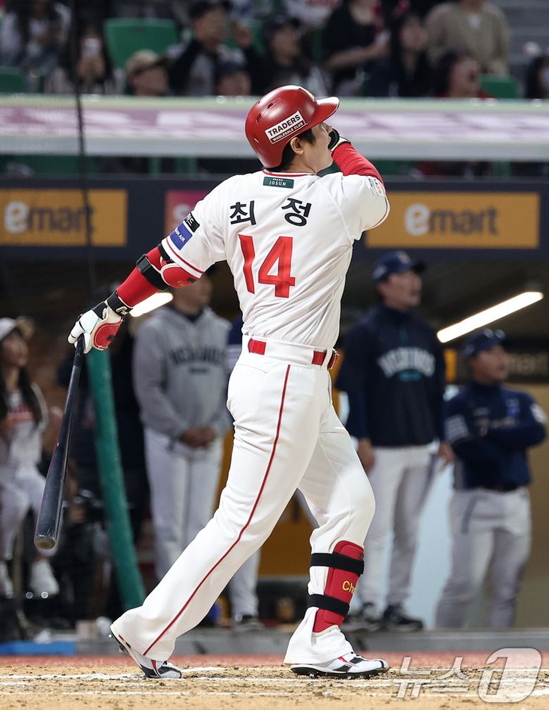 13일 인천SSG 랜더스필드에서 열린 '2025 신한 SOL뱅크 KBO리그' NC 다이노스와 SSG 랜더스의 경기, SSG 최정이 6회말 2사 1루 동점 2점 홈런을 터뜨리며 개인 통산 500홈런을 기록하고 있다. 2025.5.13/뉴스1 ⓒ News1 김성진 기자