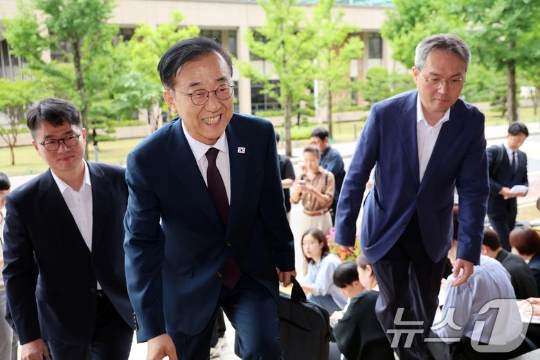 김윤덕 국토교통부 장관 후보자가 15일 오전 경기 과천시 정부과천청사에 마련된 인사청문회 사무실로 출근하고 있다. 2025.7.15/뉴스1 ⓒ News1 황기선 기자