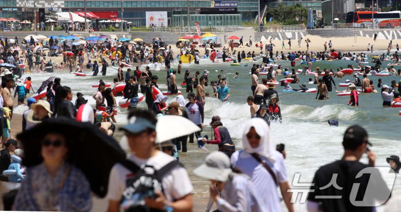 본격적인 여름 휴가철이 시작된 27일 부산 해운대해수욕장을 찾은 피서객들이 물놀이를 즐기며 더위를 식히고 있다. 2025.7.27/뉴스1 ⓒ News1 윤일지 기자