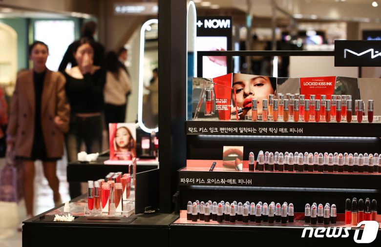 서울 시내 한 백화점에서 시민이 화장품 테스트를 하고 있다. 2023.4.16/뉴스1 ⓒ News1 김민지 기자