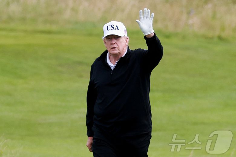 도널드 트럼프 미국 대통령이 26일(현지시간) 영국 스코틀랜드 턴베리에 있는 트럼프 턴베리 리조트의 골프 코스에서 손을 흔들고 있다. 2025.07.26. ⓒ 로이터=뉴스1 ⓒ News1 류정민 특파원