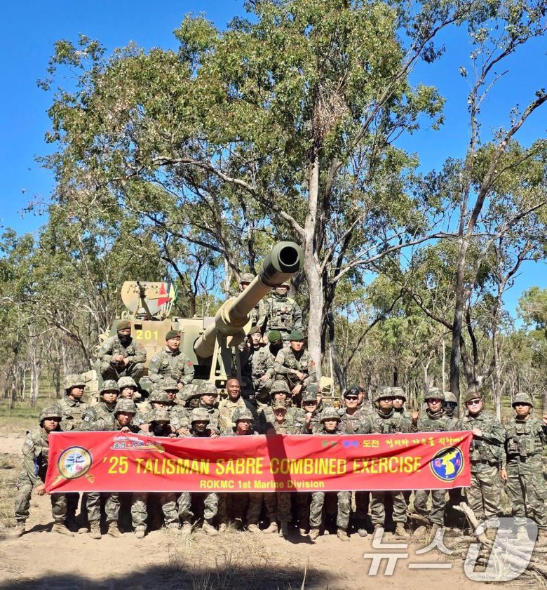 해병대는 지난 27일까지 호주 북동부 일대에서 미국, 호주 등과 함께 '25년 탈리스만 세이버 연합훈련'에 참가해 연합작전 수행능력을 향상했다고 28일 밝혔다. 브런슨 주한미군사령관이 탈리스만세이버 훈련에 참가한 해병대 장병들을 격려하며 K-9 자주포 앞에서 기념 촬영을 하고 있다. (주한미군사 facebook 제공. 재판매 및 DB 금지) 2025.7.28/뉴스1 ⓒ News1 이연주 기자
