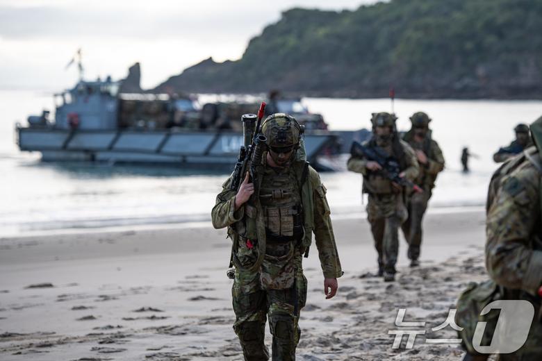 해병대는 지난 27일까지 호주 북동부 일대에서 미국, 호주 등과 함께 '25년 탈리스만 세이버 연합훈련'에 참가해 연합작전 수행능력을 향상했다고 28일 밝혔다. 탈리스만세이버 훈련 간 호주 상륙군이 호주군 LCM을 이용해 해안에 상륙하고 있다. (해병대사령부 제공. 재판매 및 DB 금지) 2025.7.28/뉴스1 ⓒ News1 이연주 기자