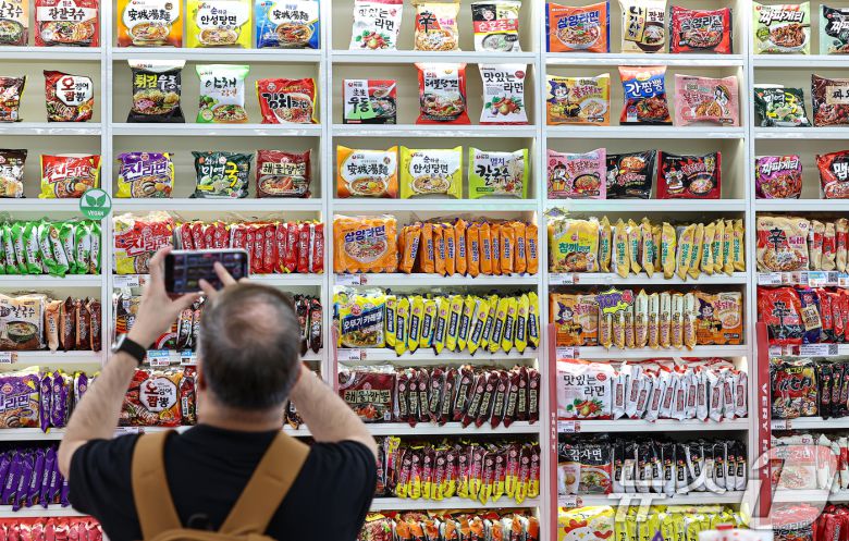 서울 마포구 CU 홍대상상점 라면 라이브러리를 찾은 고객이 라면을 살펴보고 있다.  2025.7.3/뉴스1 ⓒ News1 김도우 기자