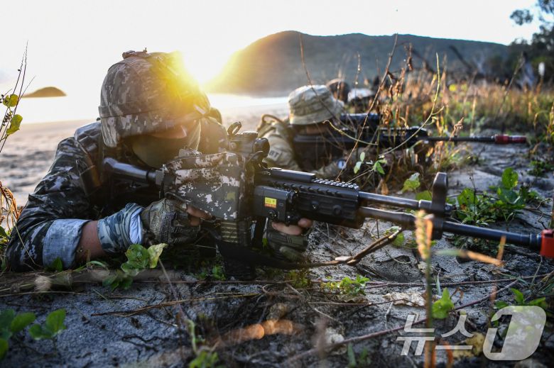 해병대는 지난 27일까지 호주 북동부 일대에서 미국, 호주 등과 함께 '25년 탈리스만 세이버 연합훈련'에 참가해 연합작전 수행능력을 향상했다고 28일 밝혔다. 탈리스만세이버 훈련 간 한·호주 상륙군이 후속 제대의 상륙을 보장하기 위한 경계를 실시하고 있다. (해병대사령부 제공. 재판매 및 DB 금지) 2025.7.28/뉴스1 ⓒ News1 이연주 기자