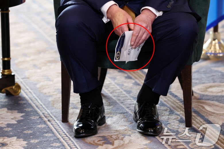 도널드 트럼프 미국 대통령이 27일(현지시간) 스코틀랜드 턴베리에서 우르줄라 폰데어라이엔 유럽연합 집행위원장을 만나 무역 합의를 발표하고 있다. 트럼프의 손에 무역 합의 관련 문서가 들려 있다. 2025.7.27 ⓒ 로이터=뉴스1 ⓒ News1 이연주 기자