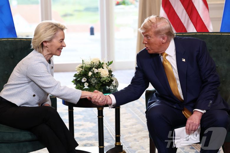 도널드 트럼프 미국 대통령이 27일(현지시간) 영국 스코틀랜드 턴베리에서 우르줄라 폰데어라이엔 유럽연합(EU) 집행위원회 위원장과 EU에 대한 상호관세 및 자동차 관세를 15%로 낮추기로 한 무역 협상에 합의한 후 악수하고 있다. 2025.07.27. ⓒ 로이터=뉴스1 ⓒ News1 류정민 특파원