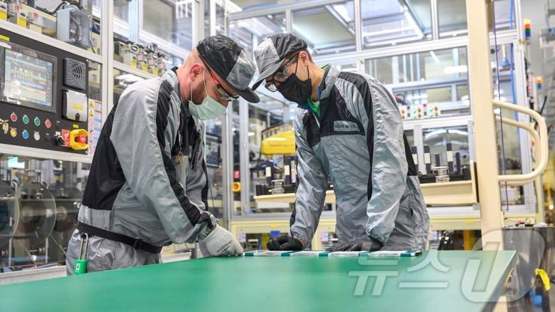 LG에너지솔루션-GM 합작 1공장 직원들이 배터리를 생산하고 있다.(LG에너지솔루션 제공) ⓒ News1 최동현 기자