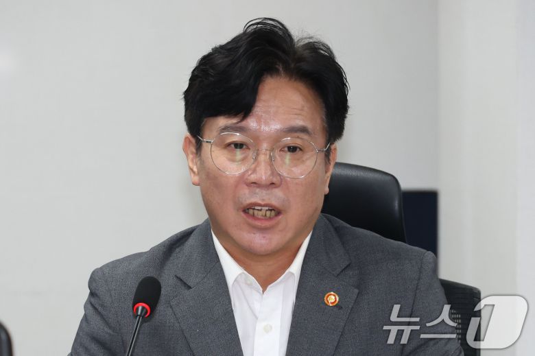 김영훈 고용노동부장관이 28일 오전 서울 여의도 국회 의원회관에서 열린 노란봉투법(노동조합법 2·3조 개정안) 관련 당정 간담회에서 발언하고 있다. 2025.7.28/뉴스1 ⓒ News1 이광호 기자