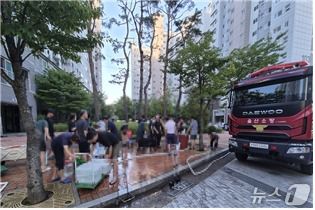 울산소방본부가 서울주 일대에 발생한 단수사태에 공동주택 등에 긴급 급수 지원활동을 벌였다.(울산시제공. 재판매 및 DB 금지)