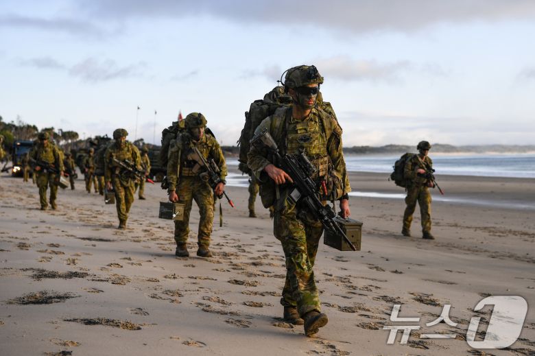 해병대는 지난 27일까지 호주 북동부 일대에서 미국, 호주 등과 함께 '25년 탈리스만 세이버 연합훈련'에 참가해 연합작전 수행능력을 향상했다고 28일 밝혔다. 탈리스만세이버 훈련 간 한·호주 상륙군이 상륙 이후 목표확보를 위해 부대이동을 하고 있다. (해병대사령부 제공. 재판매 및 DB 금지) 2025.7.28/뉴스1 ⓒ News1 이연주 기자
