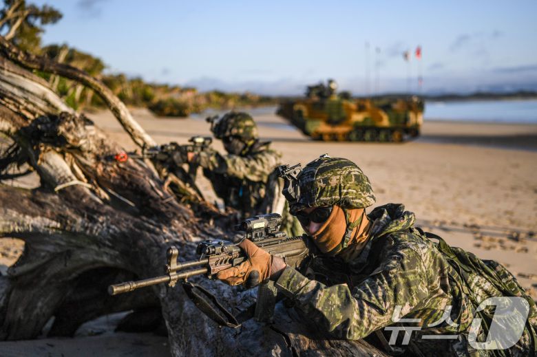 해병대는 지난 27일까지 호주 북동부 일대에서 미국, 호주 등과 함께 '25년 탈리스만 세이버 연합훈련'에 참가해 연합작전 수행능력을 향상했다고 28일 밝혔다. 탈리스만세이버 훈련 간 한·호주 상륙군이 후속 제대의 상륙을 보장하기 위한 경계를 실시하고 있다. (해병대사령부 제공. 재판매 및 DB 금지) 2025.7.28/뉴스1 ⓒ News1 이연주 기자