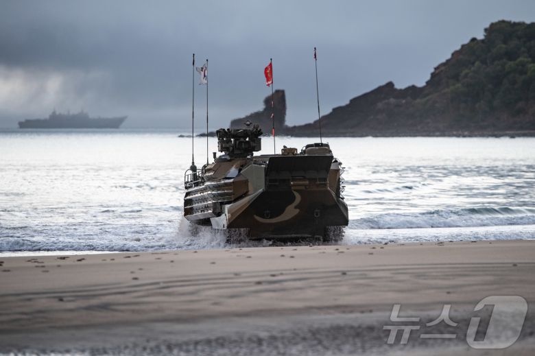 해병대는 지난 27일까지 호주 북동부 일대에서 미국, 호주 등과 함께 '25년 탈리스만 세이버 연합훈련'에 참가해 연합작전 수행능력을 향상했다고 28일 밝혔다. 탈리스만세이버 훈련 간 해병대 KAAV가 마라도함에서 진수해 상륙해안에 결정적 행동을 실시하고 있다. (해병대사령부 제공. 재판매 및 DB 금지) 2025.7.28/뉴스1