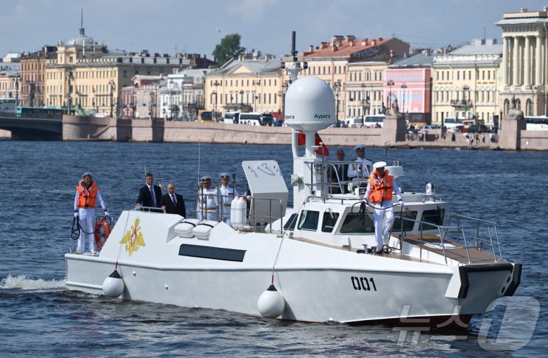 블라디미르 푸틴 러시아 대통령이 27일 러시아 상트페테르부르크에서 열린 러시아 해군의 날 행사에서 랩터 순찰선에 탑승한 모습이 포착됐다. 2025.7.27 ⓒ 로이터=뉴스1 ⓒ News1 강민경 기자