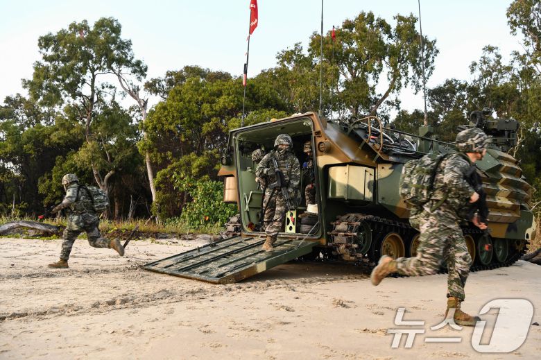 해병대는 지난 27일까지 호주 북동부 일대에서 미국, 호주 등과 함께 '25년 탈리스만 세이버 연합훈련'에 참가해 연합작전 수행능력을 향상했다고 28일 밝혔다. 탈리스만세이버 훈련 간 해병대 KAAV를 이용해 해안에 상륙한 해병대 장병들이 하차 전투를 실시하고 있다. (해병대사령부 제공. 재판매 및 DB 금지) 2025.7.28/뉴스1 ⓒ News1 이연주 기자