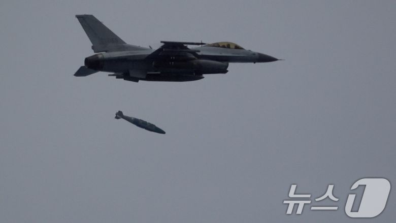작년 8월 한미 간 '을지 자유의 방패' 연습의 일환으로 공군 KF-16 전투기가 서해상에서 지상 표적을 향해 GBU-31 유도폭탄을 투하하고 있다.  (공군 제공) 2024.8.26/뉴스1