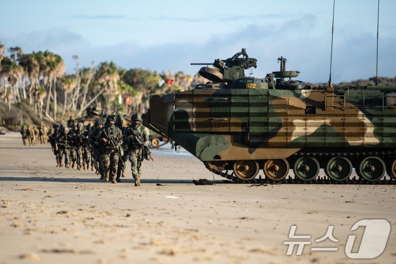 해병대는 지난 27일까지 호주 북동부 일대에서 미국, 호주 등과 함께 '25년 탈리스만 세이버 연합훈련'에 참가해 연합작전 수행능력을 향상했다고 28일 밝혔다. 탈리스만세이버 훈련 간 한·호주 상륙군이 상륙 이후 목표확보를 위해 부대이동을 하고 있다. (해병대사령부 제공. 재판매 및 DB 금지) 2025.7.28/뉴스1 ⓒ News1 이연주 기자