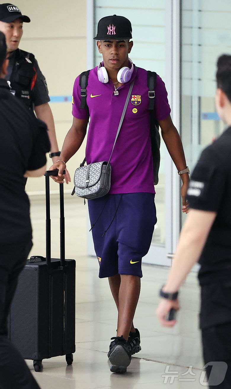 FC 바르셀로나의 공격수 라민 야말이 29일 오후 인천국제공항 2터미널을 통해 입국하고 있다. 2025.7.29/뉴스1 ⓒ News1 김진환 기자
