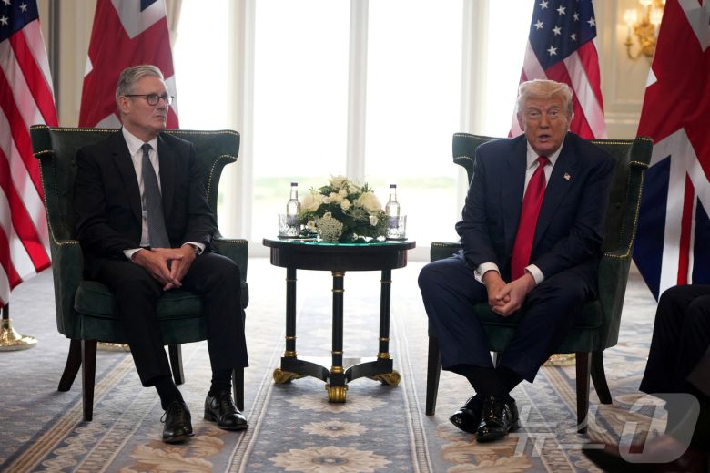 28일(현지시간) 도널드 트럼프 미국 대통령이 스코틀랜드 턴베리의 트럼프 턴베리 골프클럽에서 키어 스타머 영국 총리와 회담을 갖고 있다. 2025.07.28 ⓒ 로이터=뉴스1 ⓒ News1 김지완 기자