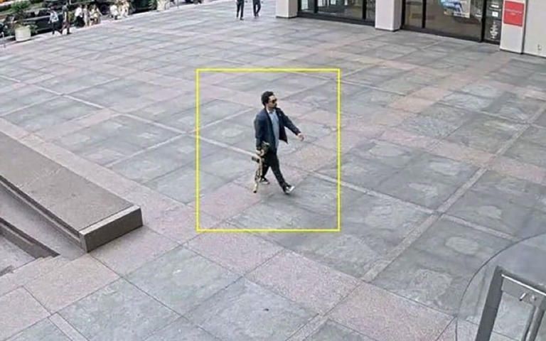 맨해튼 고층 건물로 들어가는 총격사건 용의자 셰인 타무라( 뉴욕포스트 갈무리)