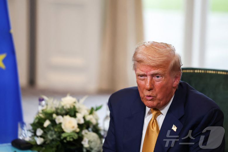 도널드 트럼프 미국 대통령이 지난 27일(현지시간) 영국 스코틀랜드 턴베리에서 우르줄라 폰 데어 라이엔 유럽연합(EU) 집행위원회 위원장과 만나 발언하고 있다. 2025.07.27 ⓒ 로이터=뉴스1 ⓒ News1 류정민 특파원
