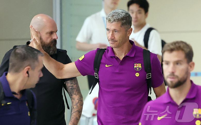 FC 바르셀로나의 로베르트 레반도프스키가 29일 오후 인천국제공항 2터미널을 통해 입국하고 있다. 2025.7.29/뉴스1 ⓒ News1 김진환 기자