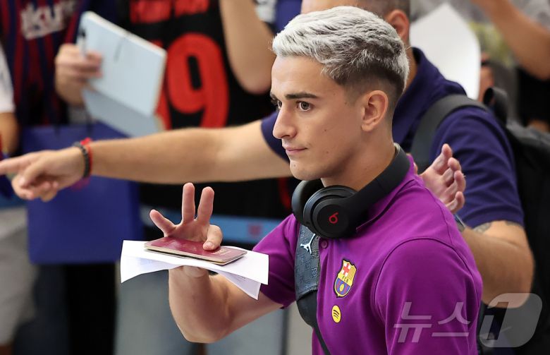 FC 바르셀로나의 파블로 가비라가 29일 오후 인천국제공항 2터미널을 통해 입국하고 있다. 2025.7.29/뉴스1 ⓒ News1 김진환 기자