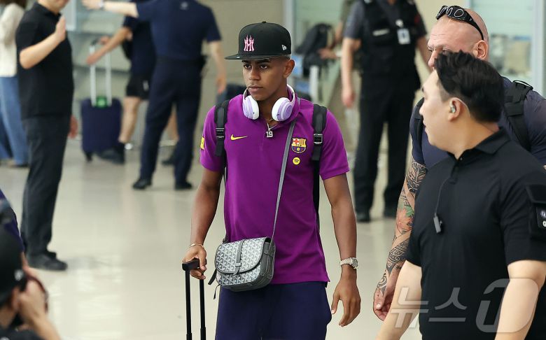 FC 바르셀로나의 공격수 라민 야말이 29일 오후 인천국제공항 2터미널을 통해 입국하고 있다. 2025.7.29/뉴스1 ⓒ News1 김진환 기자