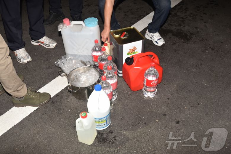 지난 21일 인천 송도국제도시 아파트에서 사제총기로 아들을 쏴 살해한 A 씨의 서울 도봉구 쌍문동 아파트에서 발견된 시너와 페트병 등 사제 폭발물들.(서울소방재난본부 제공. 재배포 및 DB금지) 2025.7.23/뉴스1